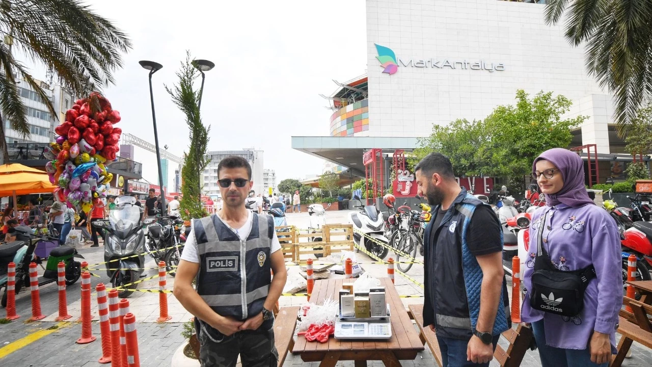 Turistleri Rahatsiz Eden Hanutculara Ceza Yagdi M3Nm Cover
