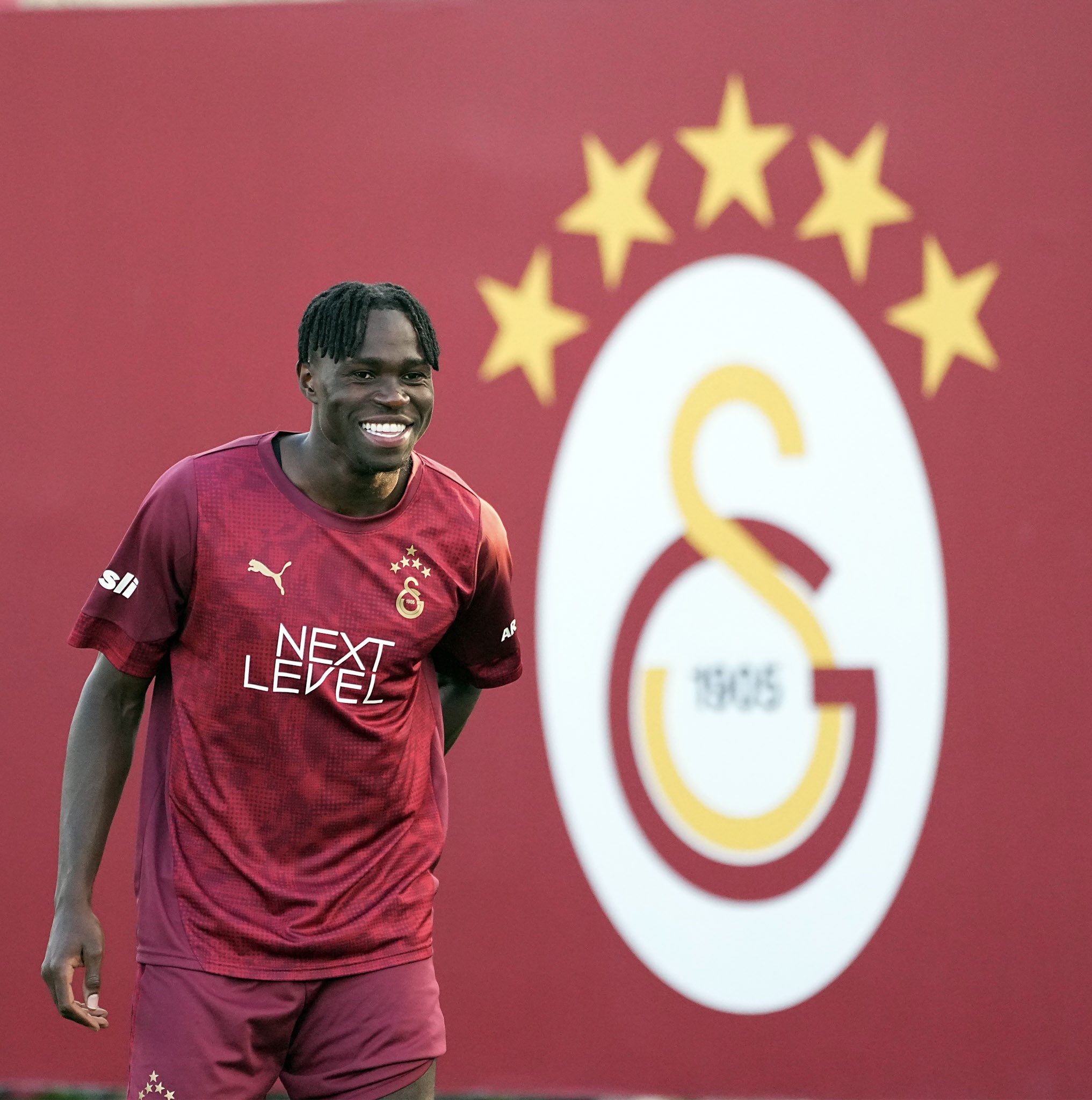 Wilfried Singo Galatasaray Ile Ilk Antrenmanina Cikti 1756490382682