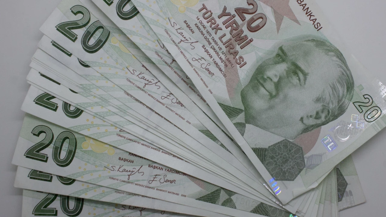 Yeni Banknotlar Piyasaya Suruldu Mwi0