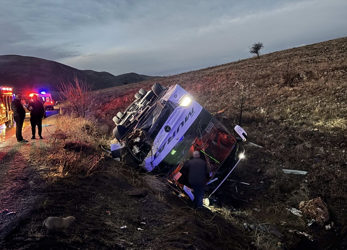 Afyonkarahisar'da Yolcu Otobüsü Devrildi (2)