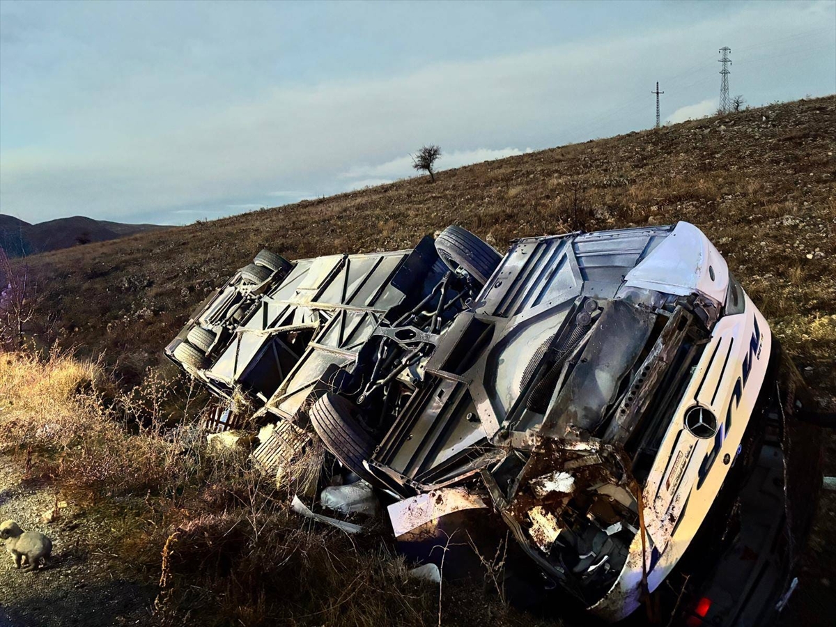 Afyonkarahisar'da Yolcu Otobüsü Devrildi (3)