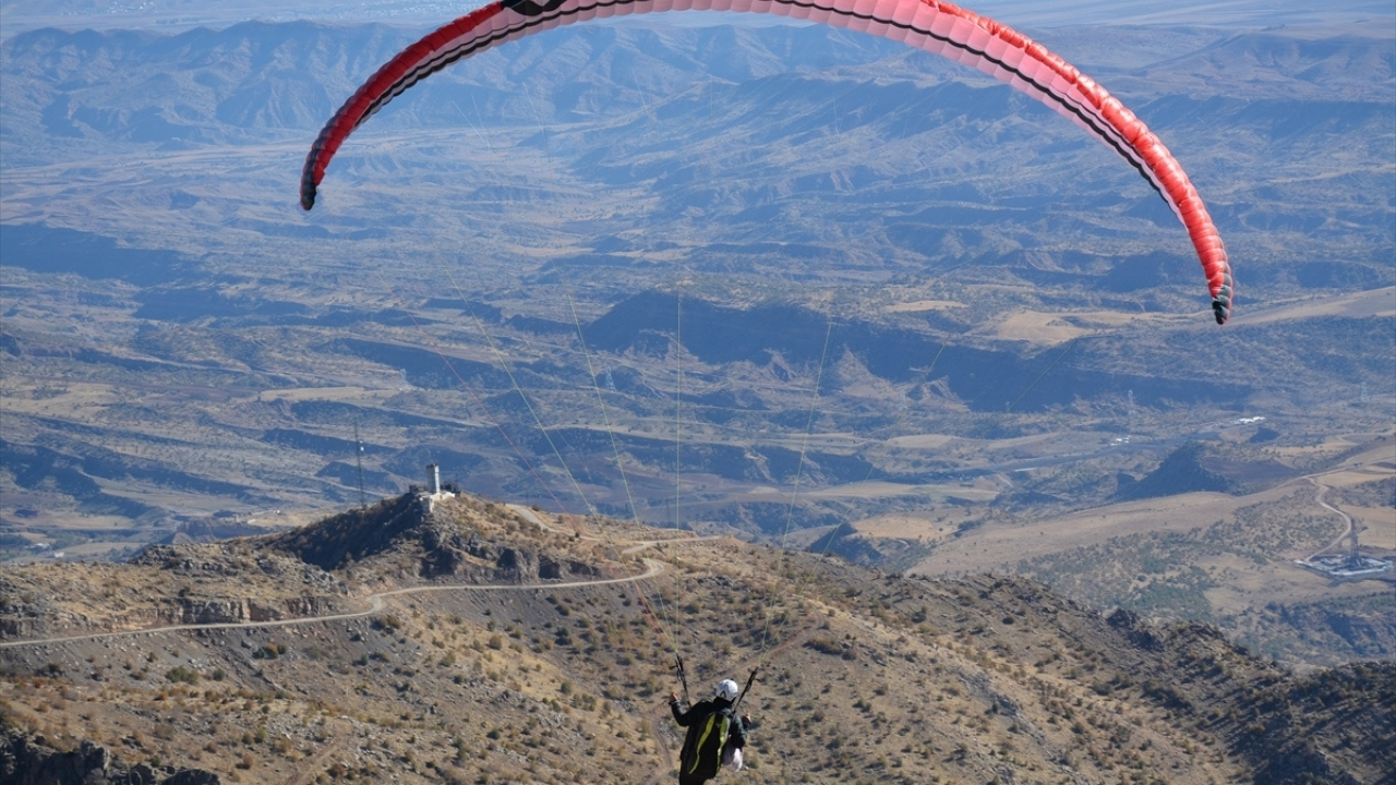 Yamaç paraşütü tutkunları Cudi Dağı'nda