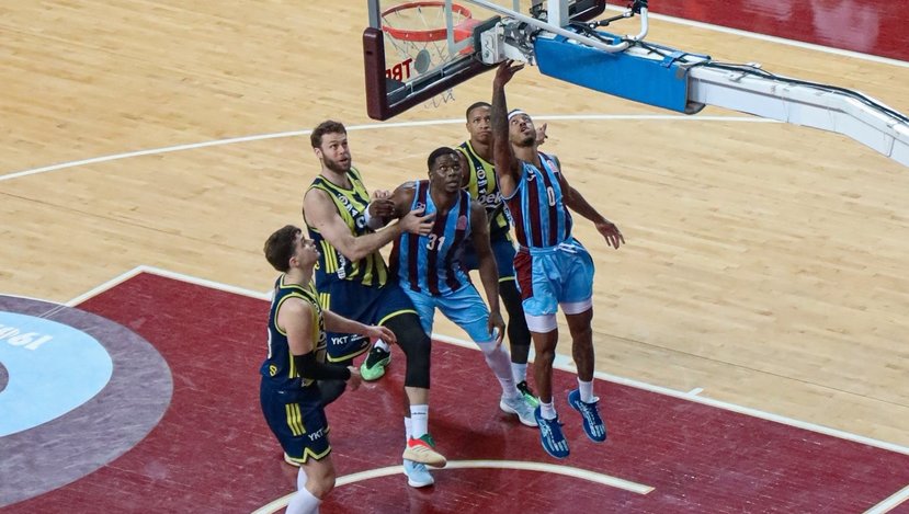 829X469 Trabzonspor Evinde Fenerbahce Bekoyu Devirdi 1766250672448