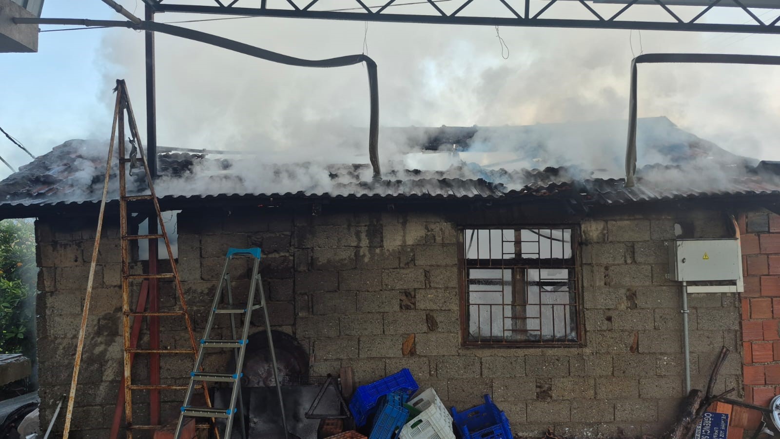 yangında hasar gören ev 