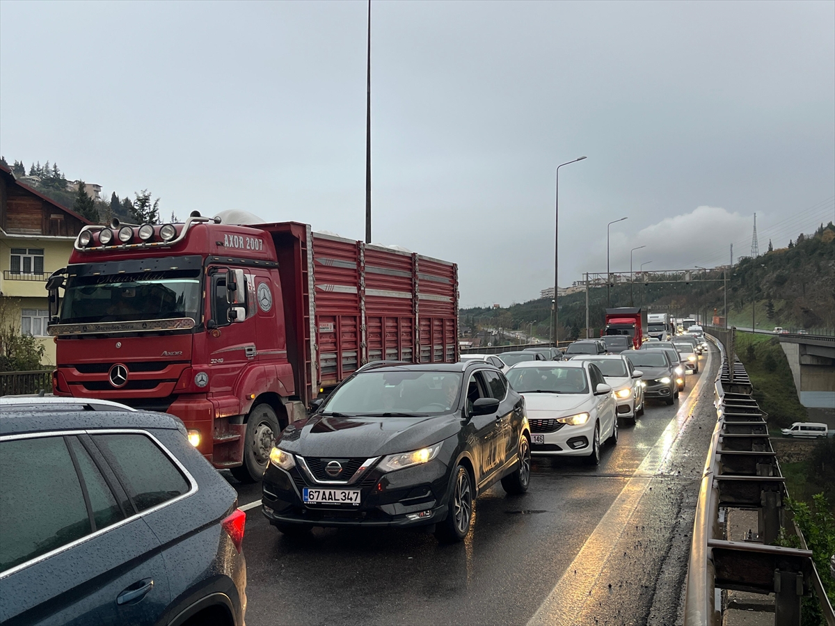 Anadolu Otoyolu'nun Kocaeli Kesiminde Kaza Meydana Geldi