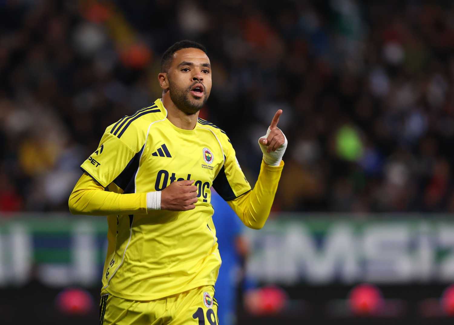 En Nesyriden Fenerbahceye Rest 1766006860115