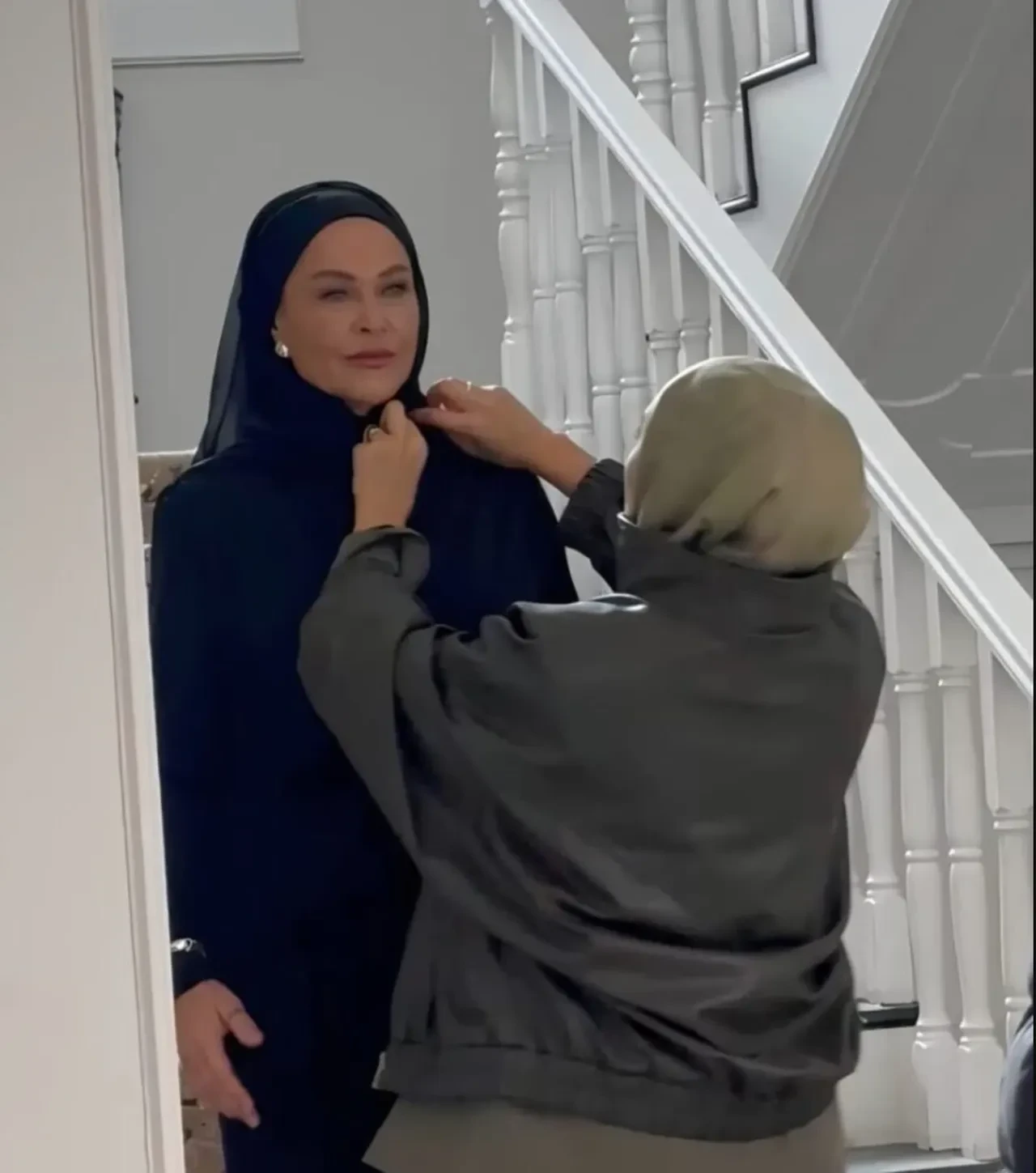 Hulya Avsar Yeni Dizisi Ayni Yagmurun Altindada Basortulu Kareleriyle Begeni Topladi 3272091 202512221215 1