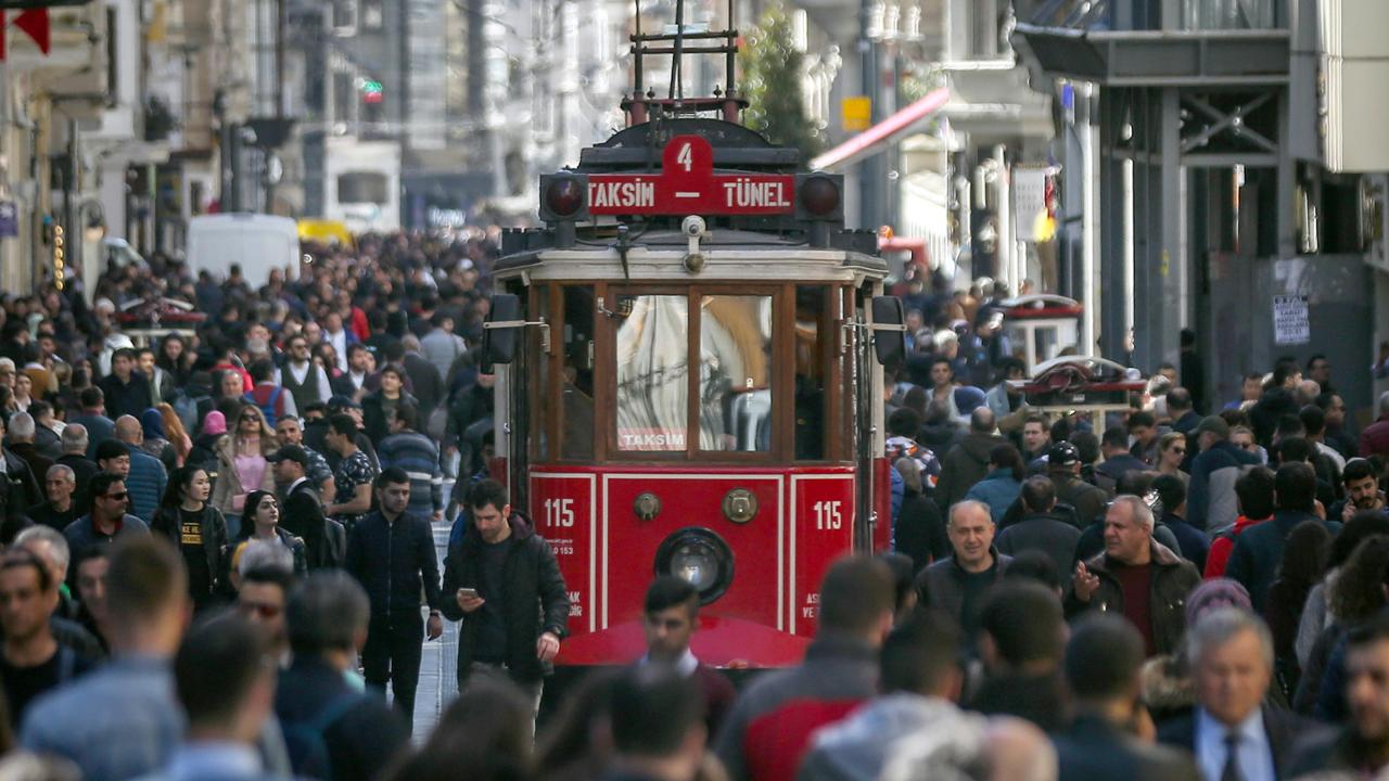 Kalabalik Insan Istanbul Istiklal Caddesi Aa 1512891-1