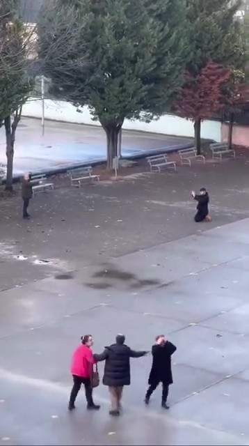 Kizini Rahatsiz Eden Cocugu Okul Bahcesine Kadar Takip Etti (2)