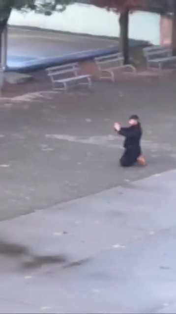 Kizini Rahatsiz Eden Cocugu Okul Bahcesine Kadar Takip Etti (7)