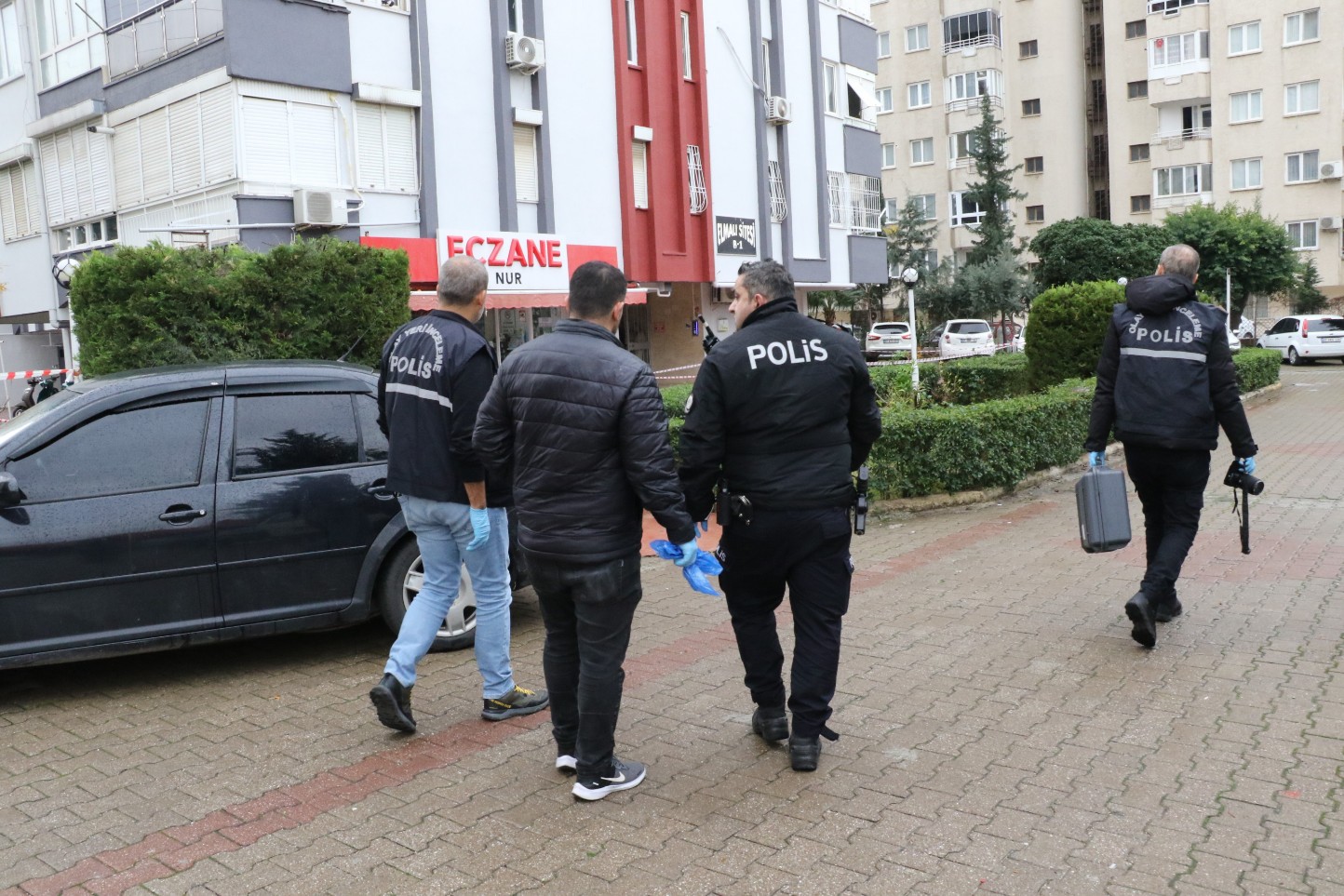 Oglunun Ardindan Anne De Balkondan Düstü 06