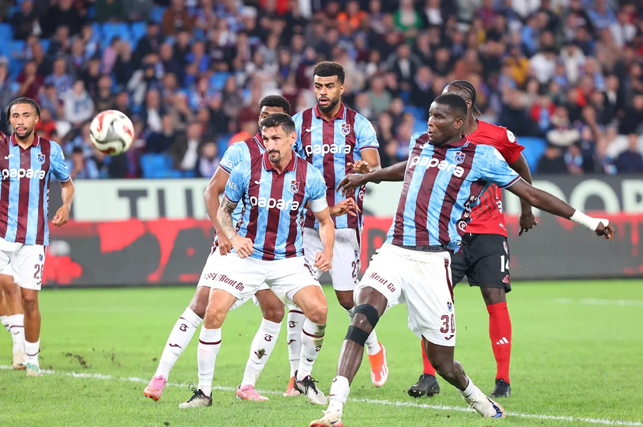 Trabzonspor Paul Onuachu Stefano Savic.jpg