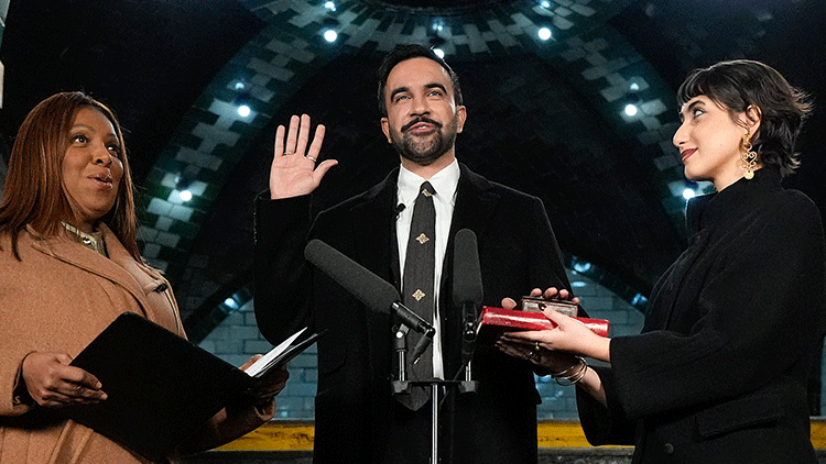 New York'un yeni Belediye Başkanı Zohran Mamdani, Kur’an-ı Kerim üzerine el basarak göreve başladı