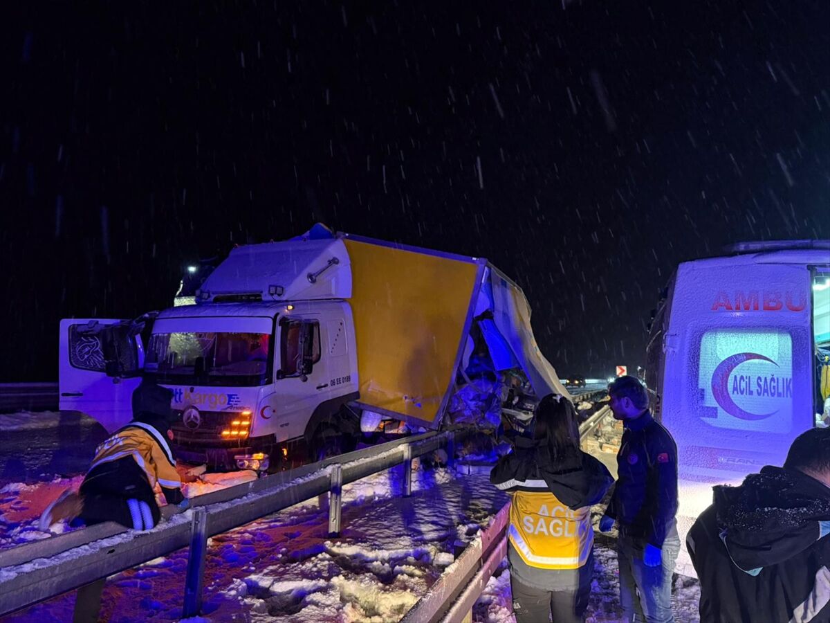 Kars'ta yolcu otobüsünün kamyona çarptığı kazada 9 kişi yaralandı