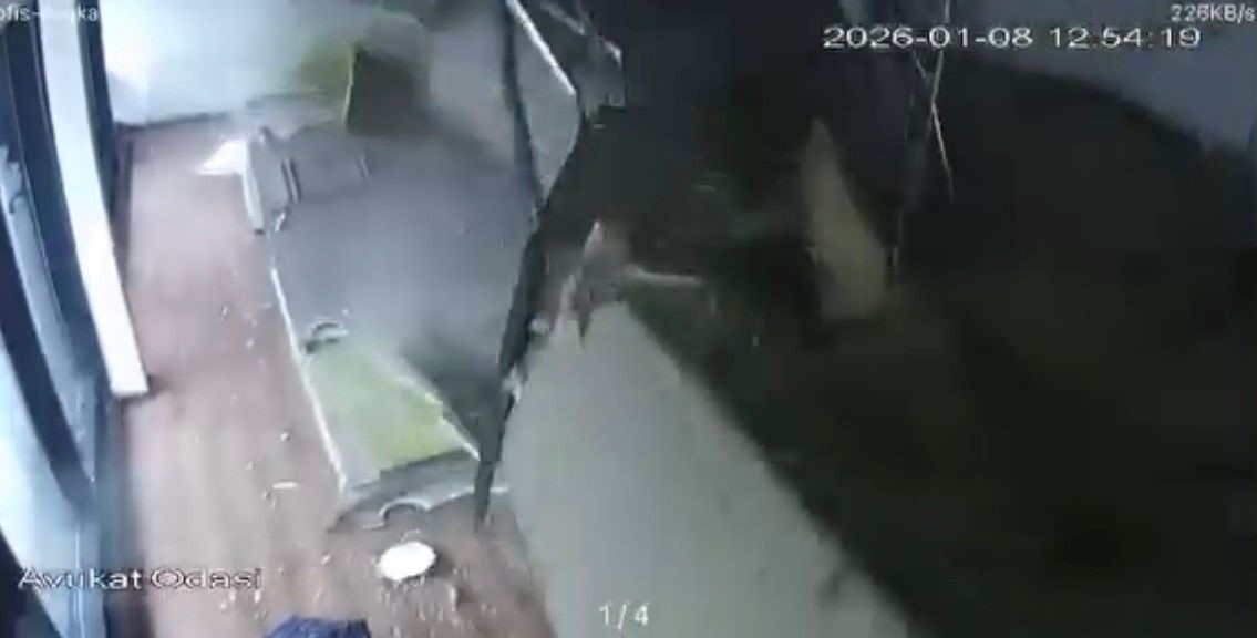 Bursa’da lodos dehşeti: Plazanın tavanı çöktü, facia kıl payı atlatıldı-1