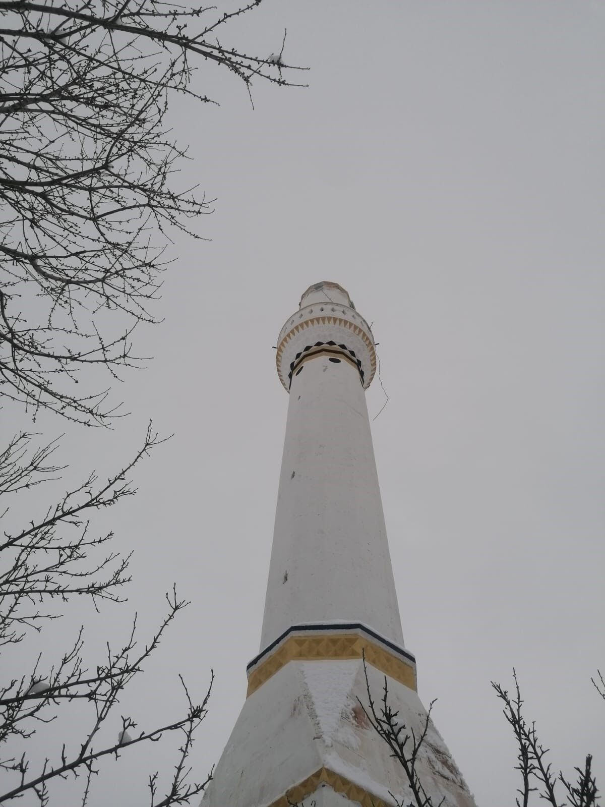 Sivas'ta şiddetli rüzgar cami minaresinin külahını uçurdu