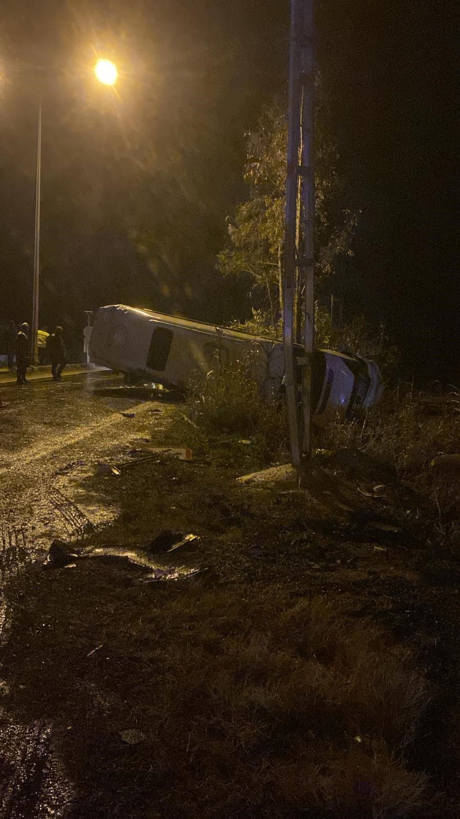 Adana'da Fabrika Işçilerini Taşıyan Minibüs Devrildi 13 Yaralı