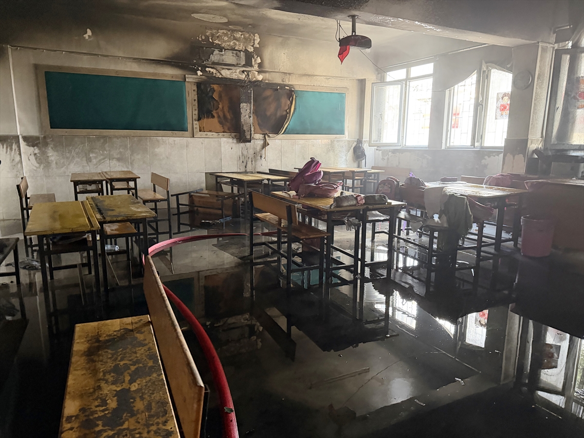 Antalyada Okulda Yangin Cikti 4