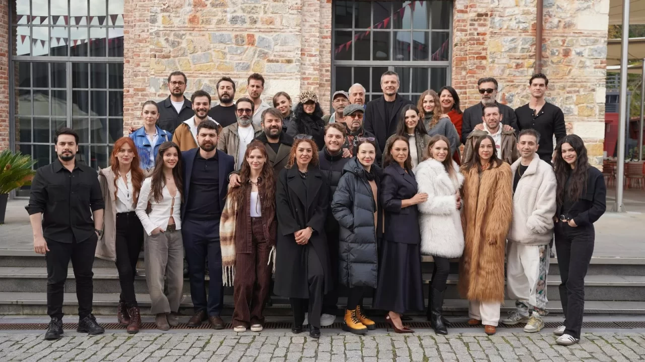 Aynı Yağmur Altında Usta Kadro