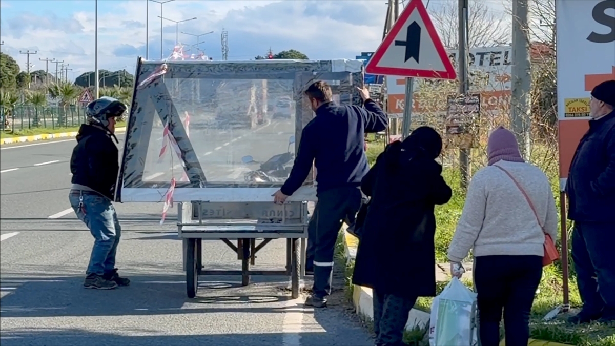 Balikesirde Babanin Kizi Islanmasin Diye Yatıgı Durak Belediye Ekiplerince Yenilendi 2