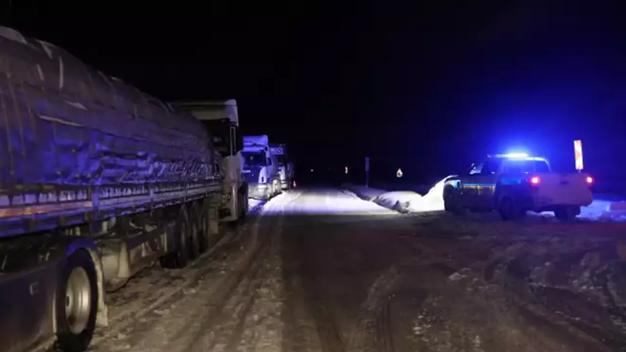 Bayburt Erzurum Kara Yolu Ulasima Kapandi 
