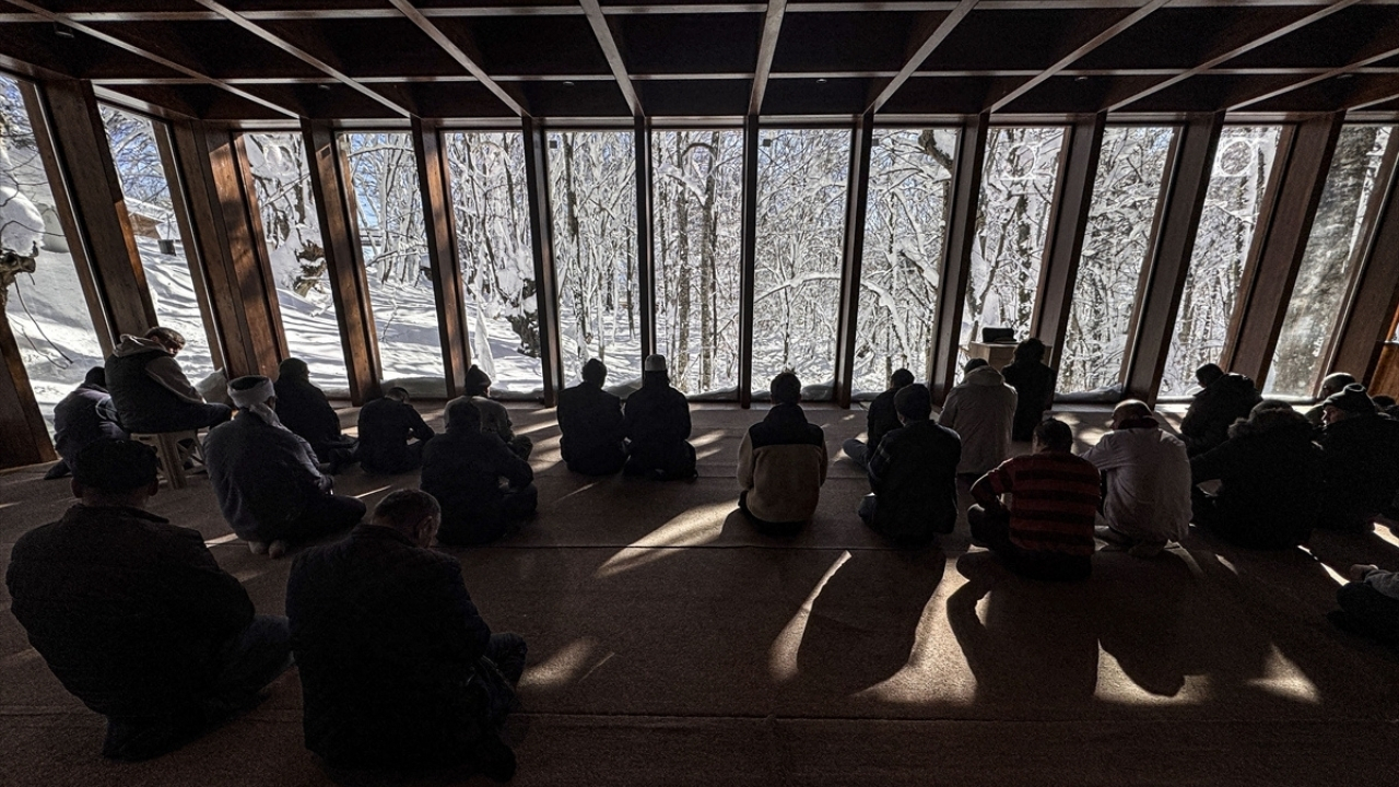 Bolu’da kar manzarası eşliğinde cuma namazı
