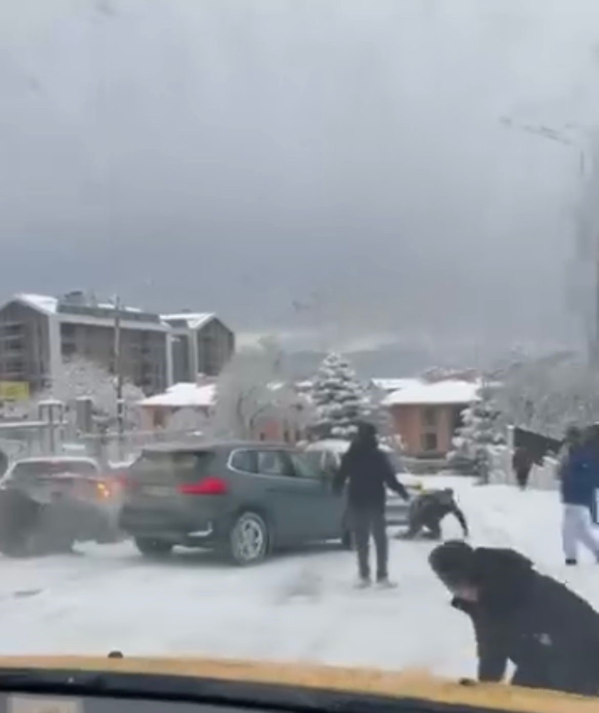 Bursada Korkulu Anlar Kayan Arac Vatandaslarin Arasina Daldi-1