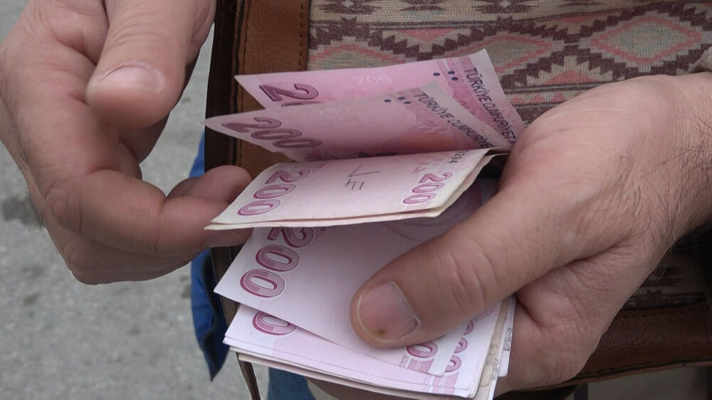 Bursada Yolda Buldugu Ici Para Dolu Cantayi Polise Teslim Etti 120830 20221020