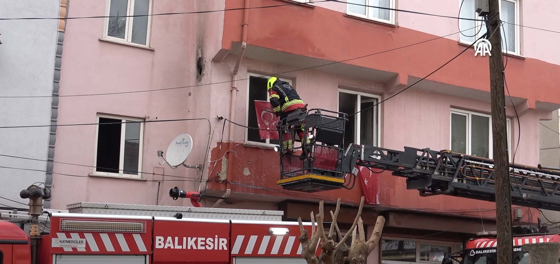 bayrağı yangından kurtardı