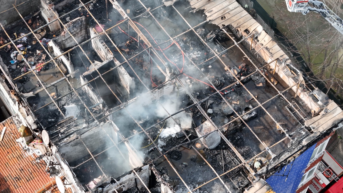 Esenler Binanın En Üst Katinda Cikan Yanginda Alevler Gokyuzune Yukseldi 5