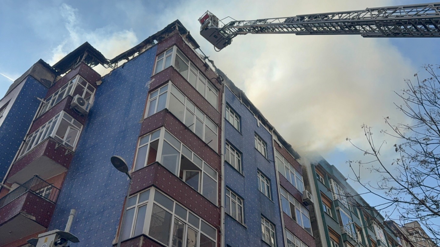 Esenler Binanın En Üst Katinda Cikan Yanginda Alevler Gokyuzune Yukseldi 6