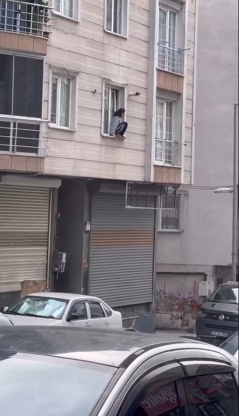Esenyurtta Eve Kilitlenen Kadin Camdan Asagi Atladi 1