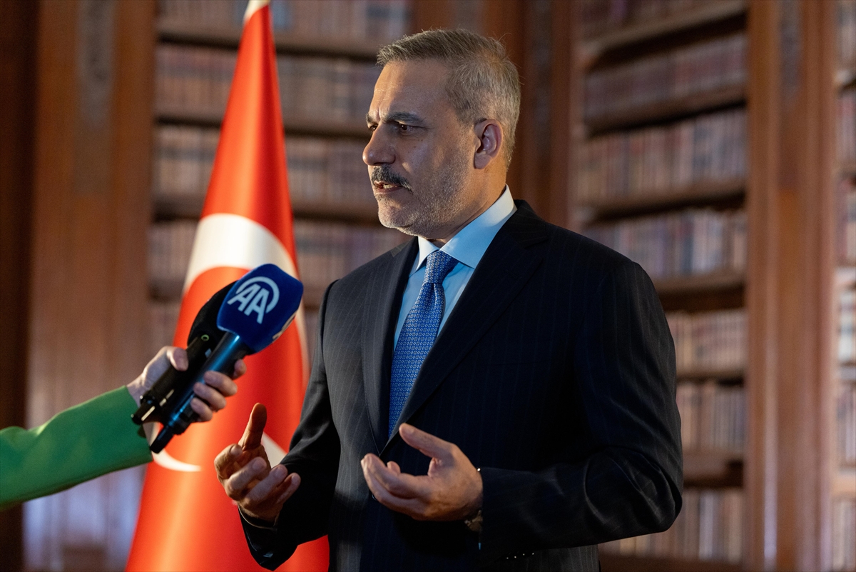 Hakan Fidan Pariste Konustu 1