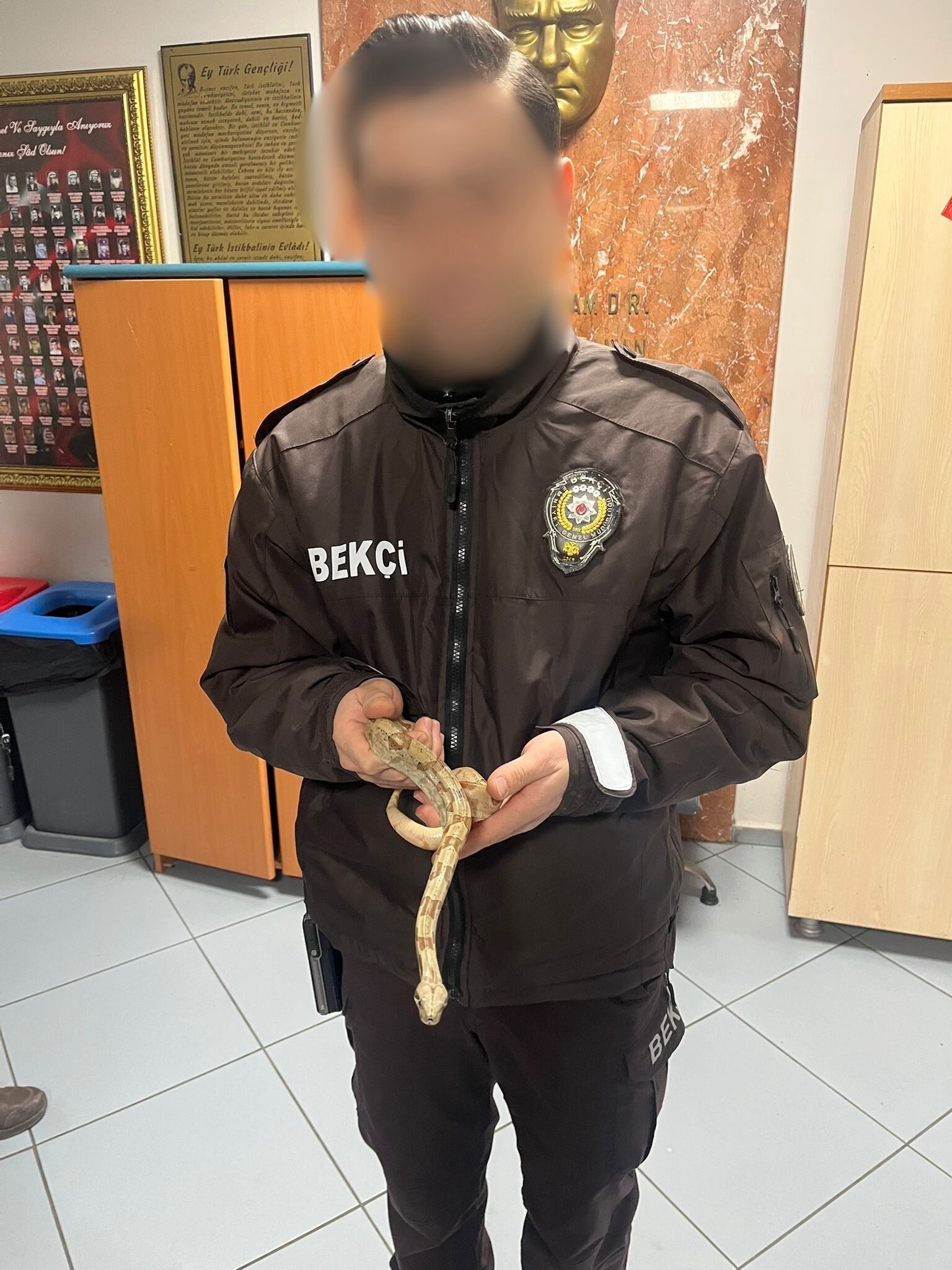 Izmirde Yilanla Kafeye Girdi 3