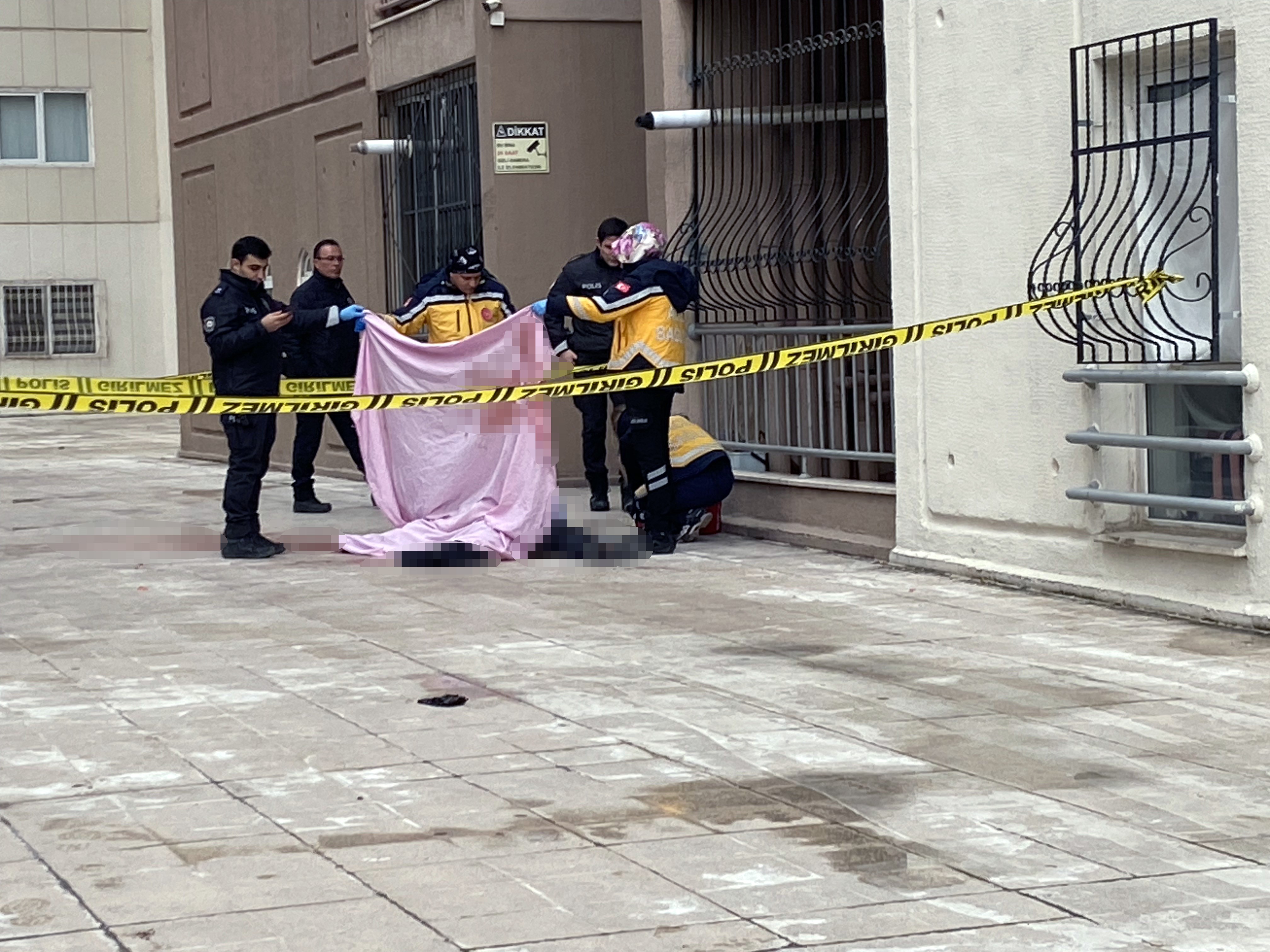 Kiralamak Istediği 17. Kattaki Dairenin Balkonundan Düştü-1