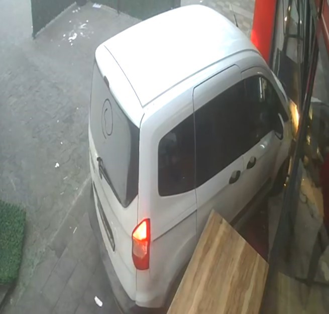 Kontrolden Cikarak Dukkanin Icine Girdi 2