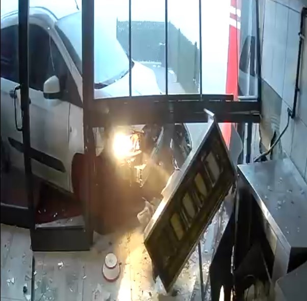 Kontrolden Cikarak Dukkanin Icine Girdi