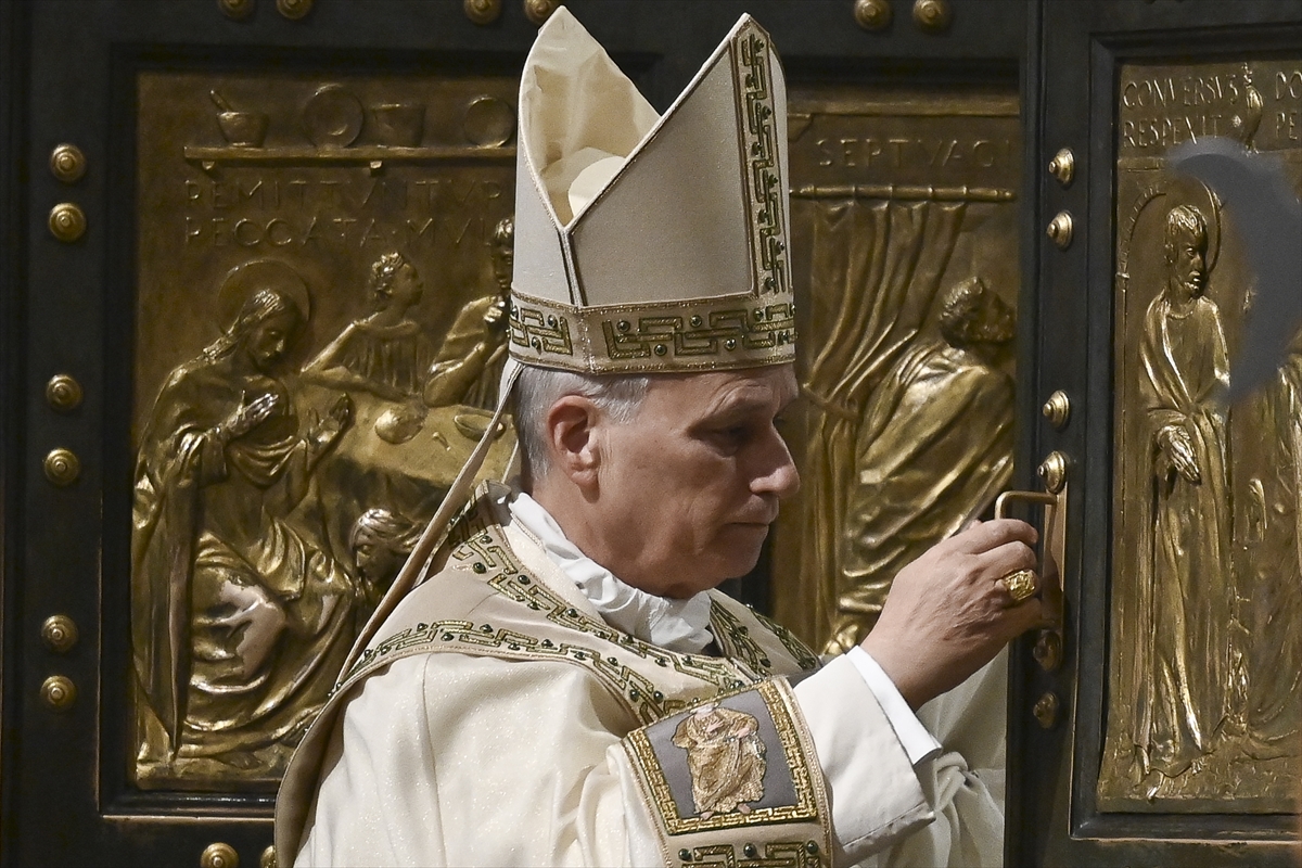 Papa Kutsal Kapiyi Kapatti