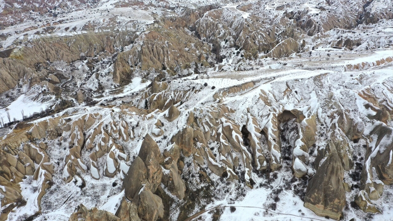 Peribacaları beyaz örtüyle kaplandı