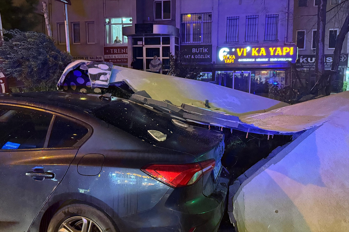 Siddetli Ruzgar Nedeniyle Binanin Dis Cephesi Aracin Uzerine Dustu (1)