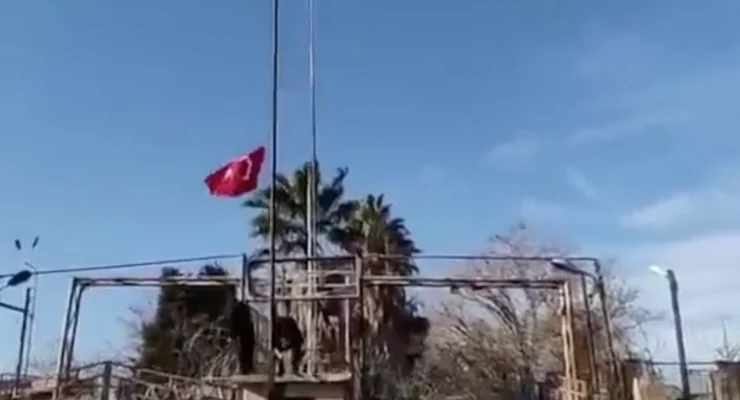 Sınırda Bayrak Indirme