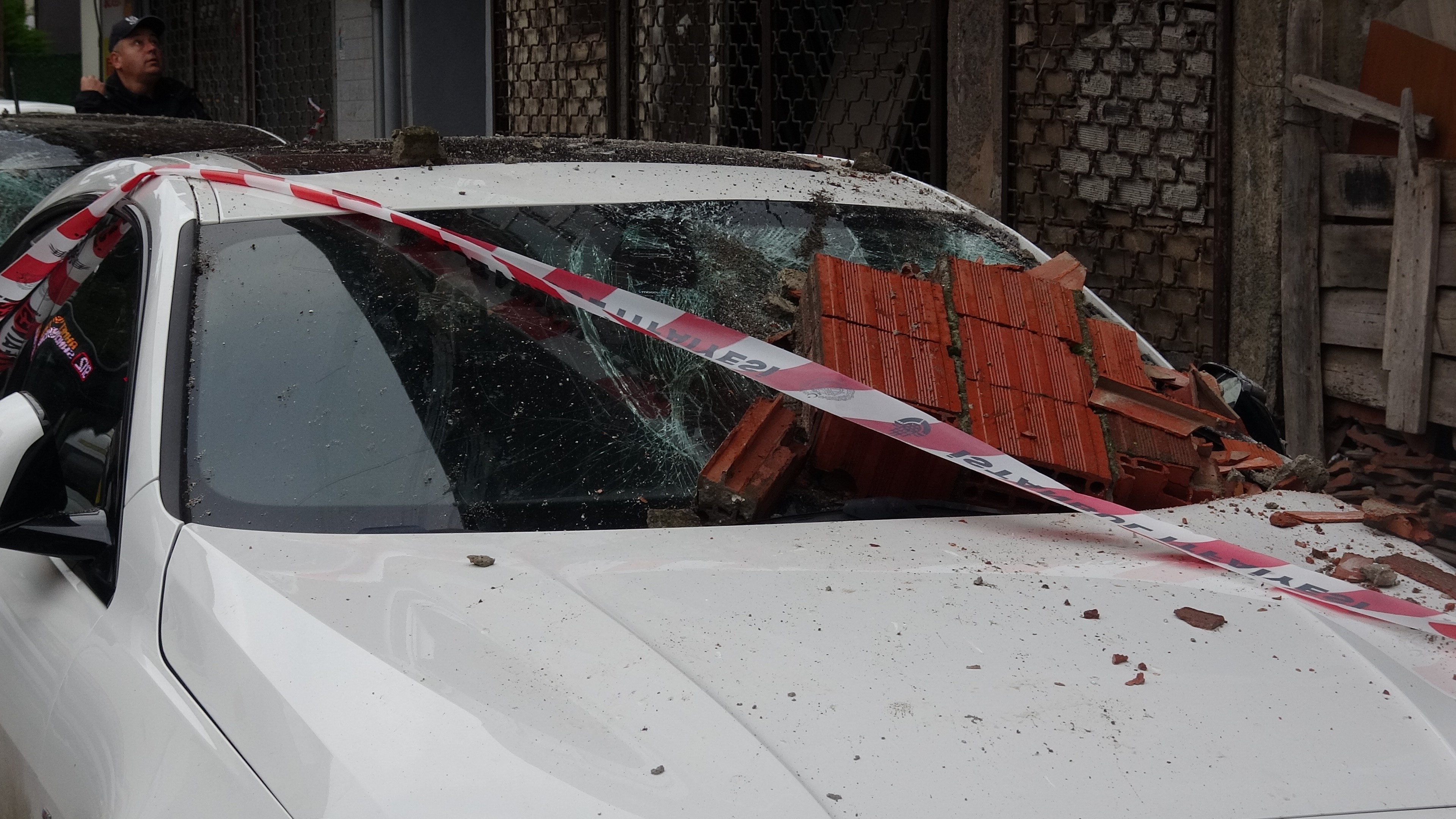 Sultanbeylide Balkon Coktu 2 Arac Hasar Gordu 5