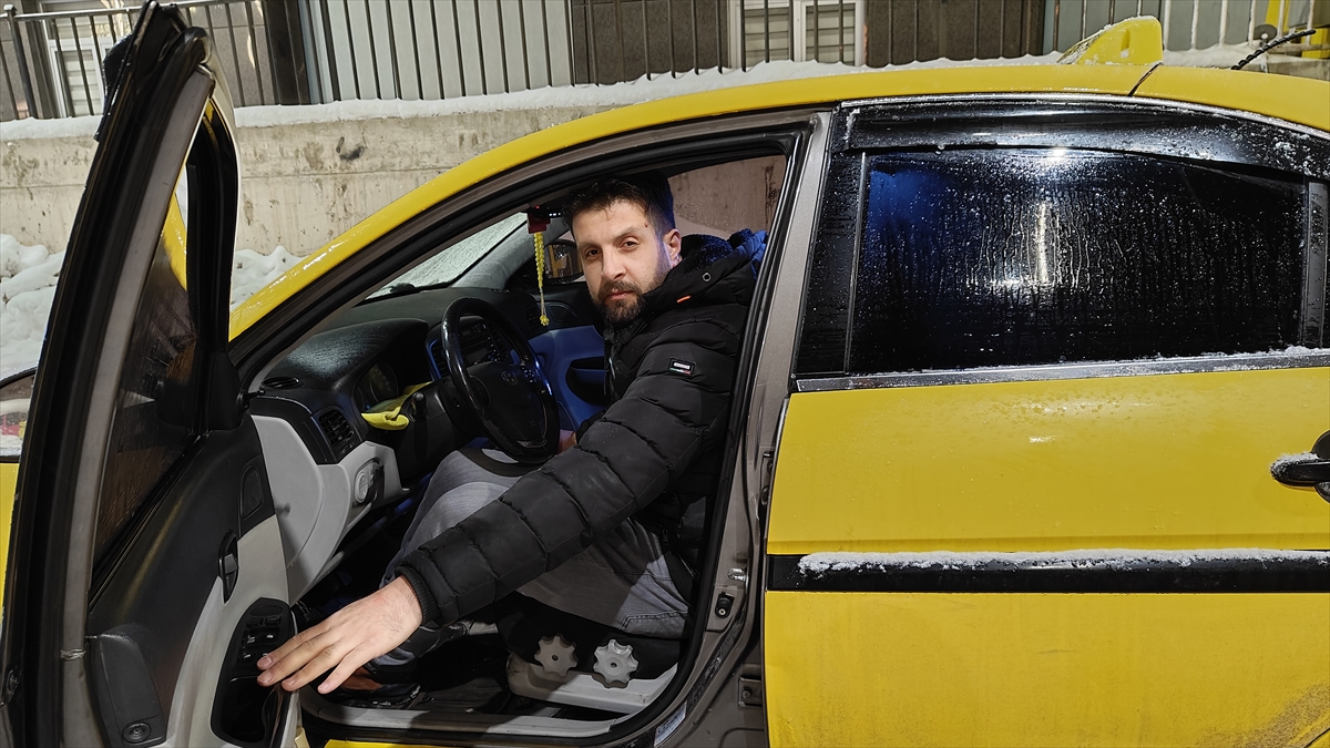 Taksi Soforu Yuksek Atesli Cocugu Kucaginda Hastaneye Yetistirdi (1)-1