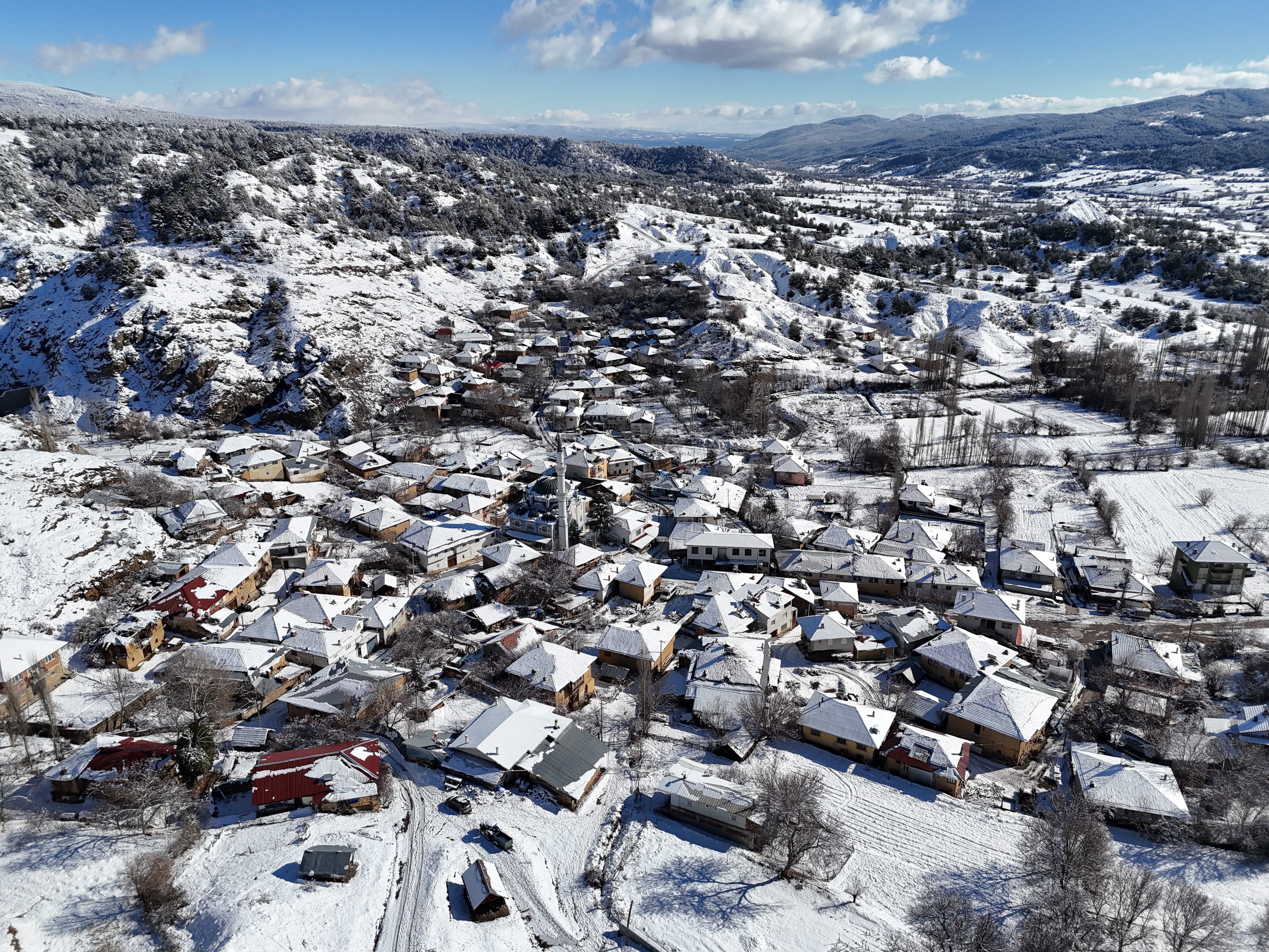 Uşak'ta mest eden kar manzarası