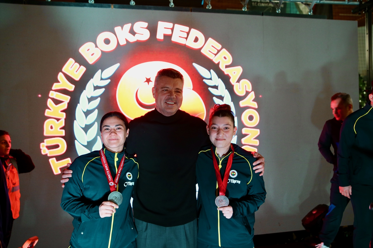 A A 20260201 40427242 40427240 F E N E R B A H C E K U L U B U B A S K A N I S A R A N K O C A E L I D E T U R K I Y E B O K S S A M P I Y O N A S I N I T A K I P E T T I