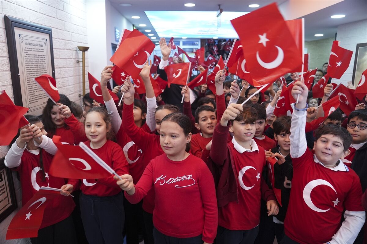 Hainlere en iyi cevap! Okullarda ilk ders "Bayrak Sevgisi"