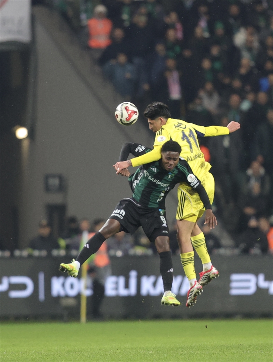  K O C A E L I S P O R  F E N E R B A H C E maçından enstantane