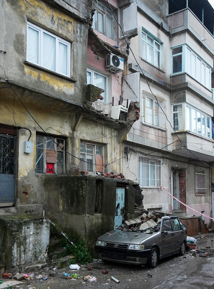 A A 20260212 40531255 40531249 I Z M I R D E B I R B I N A D A K I I K I B A L K O N C O K T U P A R K H A L I N D E K I O T O M O B I L D E H A S A R O L U S T U