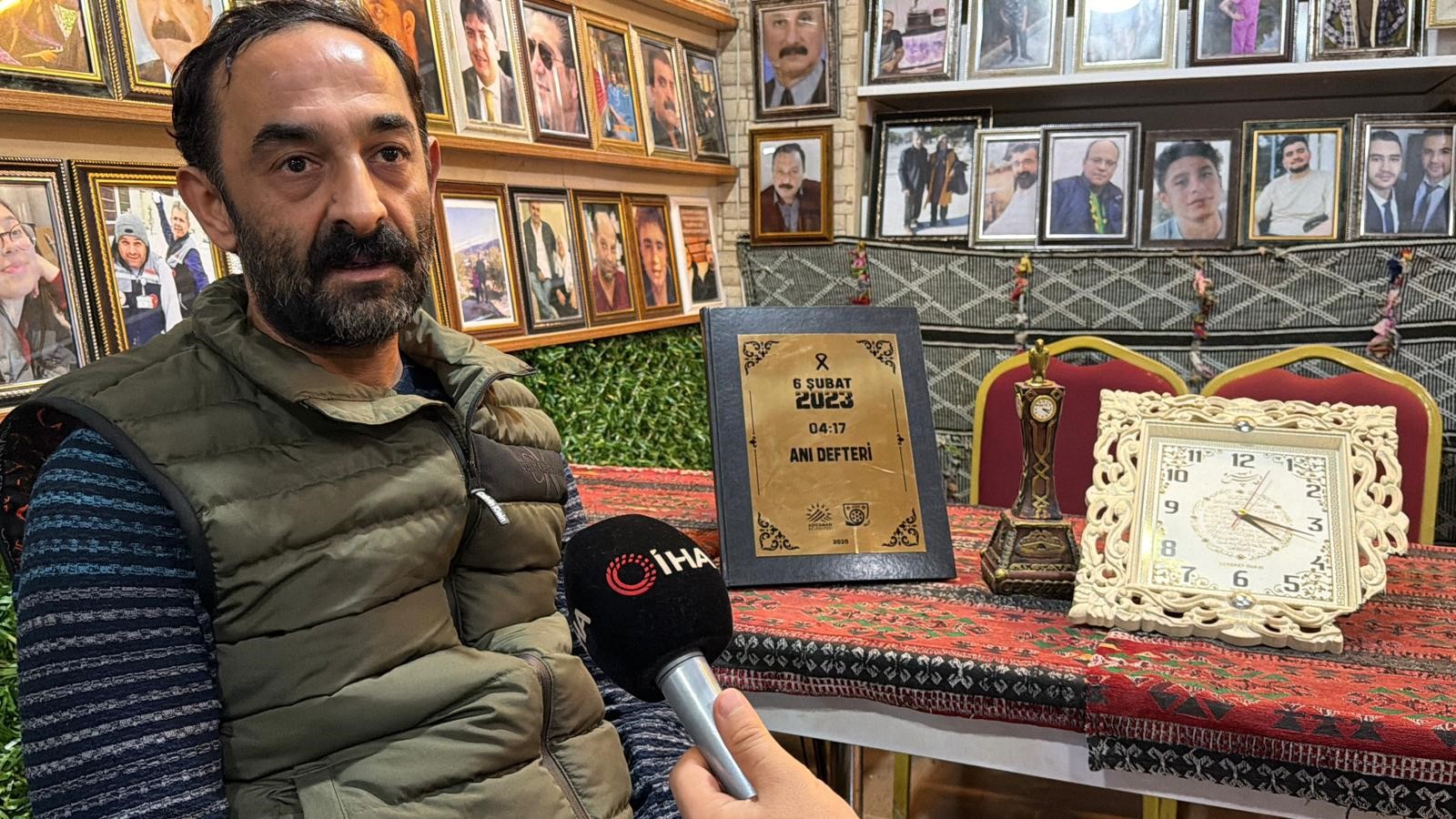 Adıyaman'da Bir Çay Ocağı Değil, 'Hüzün Müzesi' 400 Deprem Şehidi Bu Duvarda Yaşıyor (3)