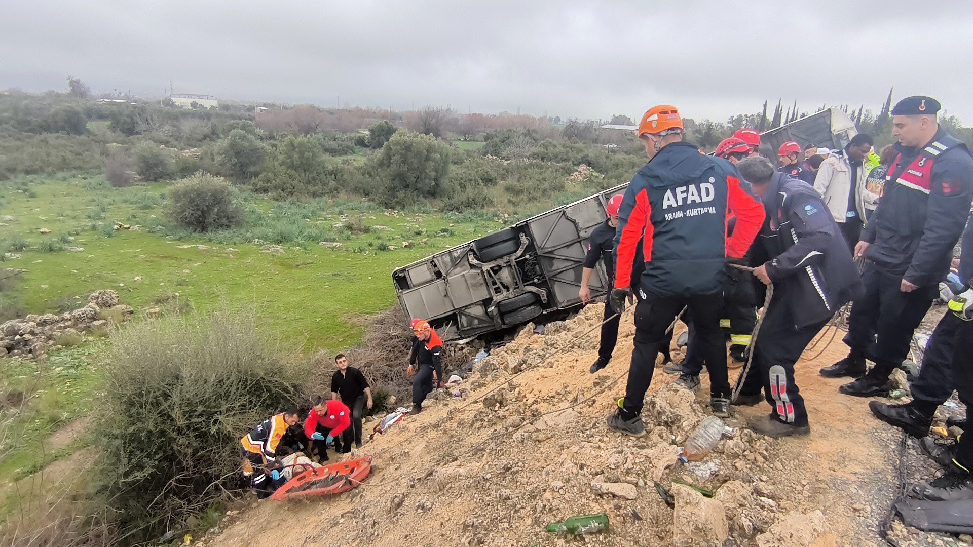 Antalyada Yolcu Otobusu Devrildi Olu Ve Yaralilar Var 5
